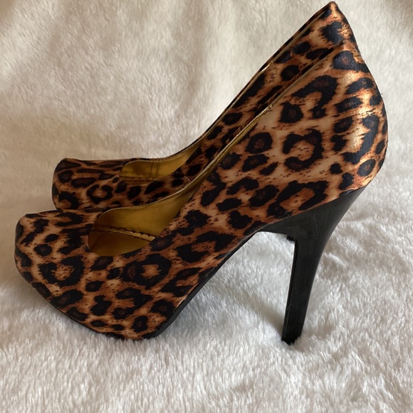 NEW BAMBOO Satin Leopard Print Platform Pumps Size 7 1/2 - Picture 3 of 15